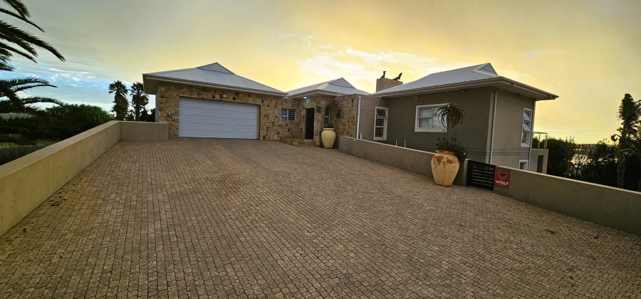 5 Bedroom Property for Sale in Middedorp Western Cape